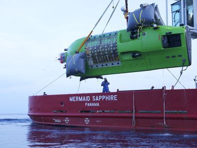 The sub goes into the water for the first attempt at 1000 meters. Technical problems caused the sub to abort it's dive once it was in the water in Jacquinot Bay, PNG