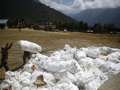 TAMWKK Namche Bazar, Nepal. 27th May, 2019. Nepalese Army load garbage collected from the high camps of Mount Everest during the Everest clean up campaign at Namche Bazar in Nepal on Monday, May 27, 2019. Credit: Skanda Gautam/ZUMA Wire/Alamy Live News
