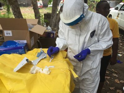 Health workers use diagnostic tests specially designed for the field to quickly detect the presence of the Ebola virus and implement proper protocols.