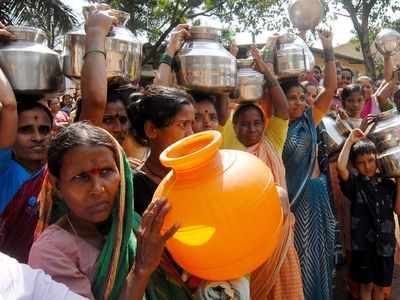 F3FN9P Women with their stainless steel water containers to protest against the acute water shortage Bombay Mumbai India - asb 144497