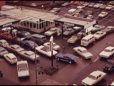An image of a traffic backup at a fueling station due to the energy crisis in the USA.