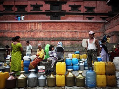 BD5CCX People queuing up for water at a public water tap, Nepal. Image shot 06/2009. Exact date unknown.